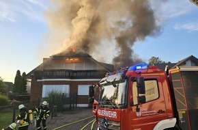 Freiwillige Feuerwehr Königswinter: FW Königswinter: Dachstuhlbrand in Rauschendorf fordert Einsatzkräfte