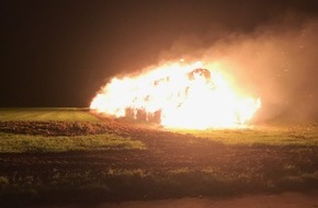 Feuerwehr Kaarst: FW-NE: brennen ca.400 Strohballen in Kaarst