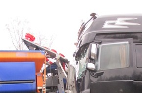 Feuerwehr Bremerhaven: FW Bremerhaven: LKW kollidiert mit Absicherungsfahrzeug auf der BAB 27