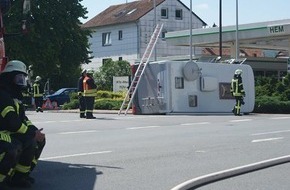 Polizeiinspektion Hameln-Pyrmont/Holzminden: POL-HM: Wohnmobil kippt auf die Seite - Feuerwehr im Einsatz