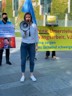 Menschenrechtsaktion vor dem Kanzleramt: Solidarität mit den Verfolgten, Sanktionen für die Täter