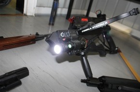 Polizei Essen: POL-E: Mülheim a.d. Ruhr: Polizei stellt Armbrust, Messer und Schusswaffen sicher - FOTO