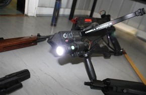 Polizei Essen: POL-E: Mülheim a.d. Ruhr: Polizei stellt Armbrust, Messer und Schusswaffen sicher - FOTO
