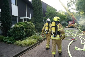 FW Ratingen: Dachstuhlbrand in Reihenhaus, Übergriff auf Nachbargebäude verhindert