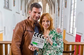 ZDF: ZDF dreht dritte Staffel der Serie "Herzensbrecher - Vater von vier Söhnen" / Simon Böer schwebt als Pfarrer Tabarius auf Wolke Sieben (FOTO)