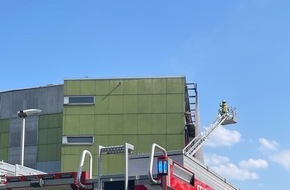 Feuerwehr Essen: FW-E: Brand im Patientenzimmer einer Essener Klinik fordert vier Verletzte, zwei davon schwer
