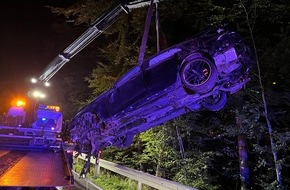 Kreispolizeibeh&ouml;rde Soest: POL-SO: Mercedes hebt &uuml;ber Leitplanke ab und prallt gegen Baum
