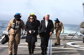 Presse- und Informationszentrum Marine: Hessischer Ministerpräsident Volker Bouffier besucht die Fregatte "Hessen" in Südafrika