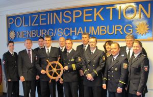 Polizeiinspektion Nienburg / Schaumburg: POL-NI: Polizeipräsident Robert Kruse begrüßt Beamte der Wasserschutzpolizei - Umorganisation der Wasserschutzpolizei Niedersachsen  -Bild im Download-