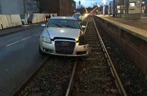 Polizei Bielefeld: POL-BI: Unfall endete auf Stadtbahnschienen - Fahrer flüchtig