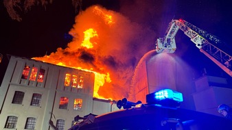 Feuerwehren im Kreis Soest: FW Kreis Soest: Großbrand zerstört Mühlengebäude / 350 Einsatzkräfte bekämpfen Großbrand in Möhnesee-Wippringsen