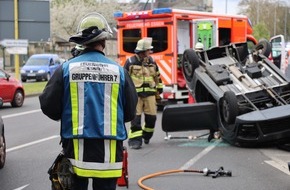 Feuerwehr Essen: FW-E: Leichtkraftfahrzeug landet nach Verkehrsunfall auf dem Dach - drei Personen verletzt