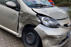 Polizei Mettmann: POL-ME: Zwei Verletzte und hoher Sachschaden bei Verkehrsunfall - Erkrath - 2103089
