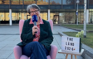Baden-Württemberg wählt – Radio Regenbogen interviewt alle Spitzenkandidaten im „rosa Schaukelstuhl“