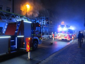 FW-GE: Feuer mit Menschenleben in Gefahr - 12 gerettete Personen bei Wohnungsbrand