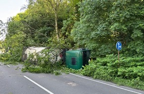 Feuerwehr Gladbeck: FW-GLA: Verkehrsunfall mit Gefahrgut-LKW auf der B 224