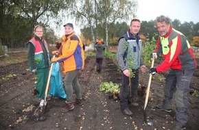 Messe Berlin GmbH: Der Grüne Woche-Wald wächst weiter: Pflanzaktion anlässlich des 1. Deutschen Waldtages leistet Beitrag zur Renaturierung des ehemaligen Reifenwerkes in Berlin-Köpenick