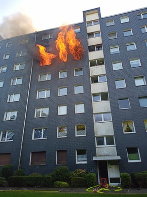 FW-Heiligenhaus: Wohnungsbrand im fünften Obergeschoss eines großen Mehrfamilienhauses in Heiligenhaus Unterilp