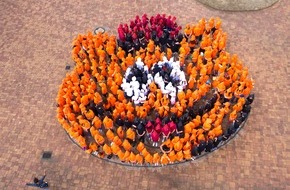 REKORD-INSTITUT für DEUTSCHLAND: Filmpark Babelsberg erzielt Massen-Weltrekord – Parkgäste formen »größtes Maskottchen-Bild aus Menschen«