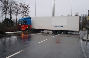 Polizei Düsseldorf: POL-D: Lohausen - Lkw fuhr sich am Terminalring fest - Polizei leitete Verkehr über die Abflugebene um