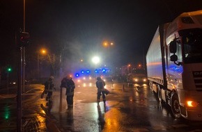 Feuerwehr Mülheim an der Ruhr: FW-MH: Kraftstoffaustritt aus LKW