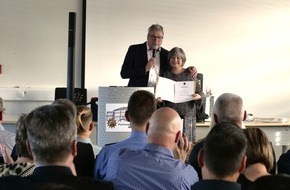 Polizeipräsidium Westpfalz: POL-PPWP: Polizeipräsident verabschiedet langjährige Mitarbeiterin in den Ruhestand