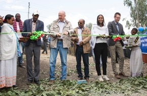 Stiftung Menschen für Menschen: Stiftung Menschen für Menschen: Botschafterin Sara Nuru eröffnet 400. Schule in Äthiopien