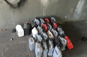 Polizei Düsseldorf: POL-D: Umweltdelikt in Golzheim - 25 Ölkanister illegal entsorgt - Zeugen gesucht - Fotos hängen an