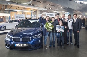 BMW Welt: 20.000.000 BMW Welt Besucher / Ein Jahr lang Fahrfreude mit einem BMW X1 für überraschte Jubiläumsgäste
