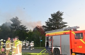 Polizeiinspektion Stade: POL-STD: Leerstehendes Wohnhaus in Bützfleth in Brand geraten - Polizei sucht Zeugen