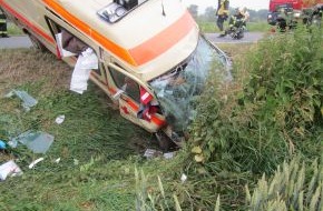Polizeidirektion Göttingen: POL-GOE: (414/2011) Verkehrsunfall mit einem Rettungswagen und drei verletzten Insassen auf der B 247 im Bereich Gieboldehausen