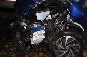 Polizei Minden-Lübbecke: POL-MI: Auto kollidiert mit Straßenbaum