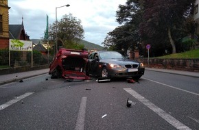 Polizeidirektion Neustadt/Weinstraße: POL-PDNW: Verkehrsunfall mit überschlagenem Fahrzeug, Fahrer unter Alkoholeinfluß und ohne Führerschein