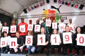 PUMA / GEMEINSAM FÜR AFRIKA: GEMEINSAM FÜR AFRIKA und PUMA UNITED FOR AFRICA TRAM OPENING - GET ON IT!
