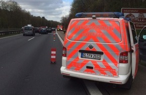 Feuerwehr Bergisch Gladbach: FW-GL: Schwerer Verkehrsunfall mit 7 Verletzten auf der BAB 4 in Fahrtrichtung Köln