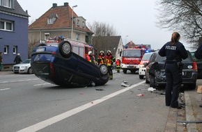 Feuerwehr Iserlohn: FW-MK: Fahrzeug überschlägt sich auf der Schwerter Straße