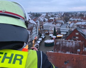FW Celle: Mit der Drehleiter über den Celler Weihnachtsmarkt