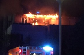 Feuerwehr Düsseldorf: FW-D: Die Fassade eines Wohngebäudes stand in Flammen