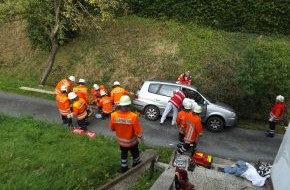 Polizeiinspektion Hameln-Pyrmont/Holzminden: POL-HM: Pkw setzt sich beim Beladen in Bewegung - 36-Jähriger vom Fahrzeug eingeklemmt und schwer verletzt - Rettungshubschrauber im Einsatz
