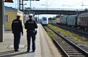 Bundespolizeidirektion München: Bundespolizeidirektion München: Unbekannte bewerfen einander mit Steinen - Ein 26-Jähriger wird am Kopf getroffen und stürzt ins Gleis - Zeugenaufruf