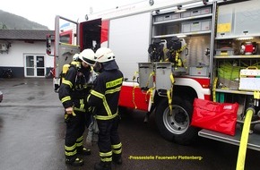 Feuerwehr Plettenberg: FW-PL: OT-Stadtmitte. Große Ölspur und Brand in Industriebetrieb. Feuerwehr am Morgen im Dauereinsatz