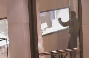 Polizei Düsseldorf: POL-D: Bewaffneter Raub auf Kö-Juwelier Â EK ÂKernÂ fahndet mit Fotos aus einer Überwachungskamera Â Öffentlichkeitsfahndung im ZDF bei Aktenzeichen XY am Donnerstag, 28. April