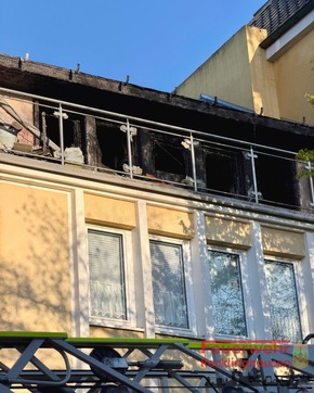 FW-RE: Wohnungsbrand in voller Ausdehnung - zwei Katzen aus der Wohnung gerettet - keine Personen verletzt