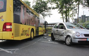 Polizei Gelsenkirchen: POL-GE: Auto und Linienbus prallen zusammen