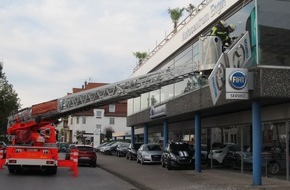 Polizeiinspektion Hameln-Pyrmont/Holzminden: POL-HOL: Gefahrenstelle durch Werbetafel: Starker Wind löst Feuerwehreinsatz aus - Werbetafel drohte auf Gehweg zu fallen  -