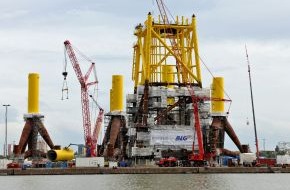 Trianel GmbH: Ausbau Offshore - Ein Jahr nach erstem Hammerschlag des Trianel Windparks Borkum / 1.200-Tonnen-Fundament für Umspannwerk verladebereit in Bremerhaven (BILD)