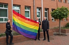 Polizeidirektion Ratzeburg: POL-RZ: Polizeidirektion Ratzeburg zeigt Flagge zum IDAHOBIT