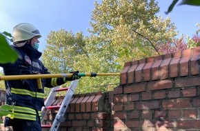 Feuerwehr Hattingen: FW-EN: Brennender Baum auf Oberleitung