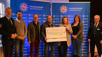 Polizeiakademie Niedersachsen: POL-AK NI: 04.12.2023: Über 9.000 EUR für Nienburger Frauenhaus - Polizeiakademie, Polizeiinspektion Nienburg/Schaumburg und Rotary Club Nienburg-Neustadt übergeben Spende