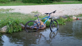 Polizeidirektion Flensburg: POL-FL: Kropp - Hochwertiges Mountainbike aus Werkstatt entwendet! Polizei sucht Zeugen!